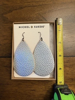 Brinco *Níquel e Camurça* Teardrop - Brilhante - Iridescente - Excelente estado usado - Imagem 1 de 2