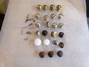 Lote de 23 Misc. Perillas de puerta y cajón de gabinete vintage algunos tornillos incluidos - Imagen 1 de 10