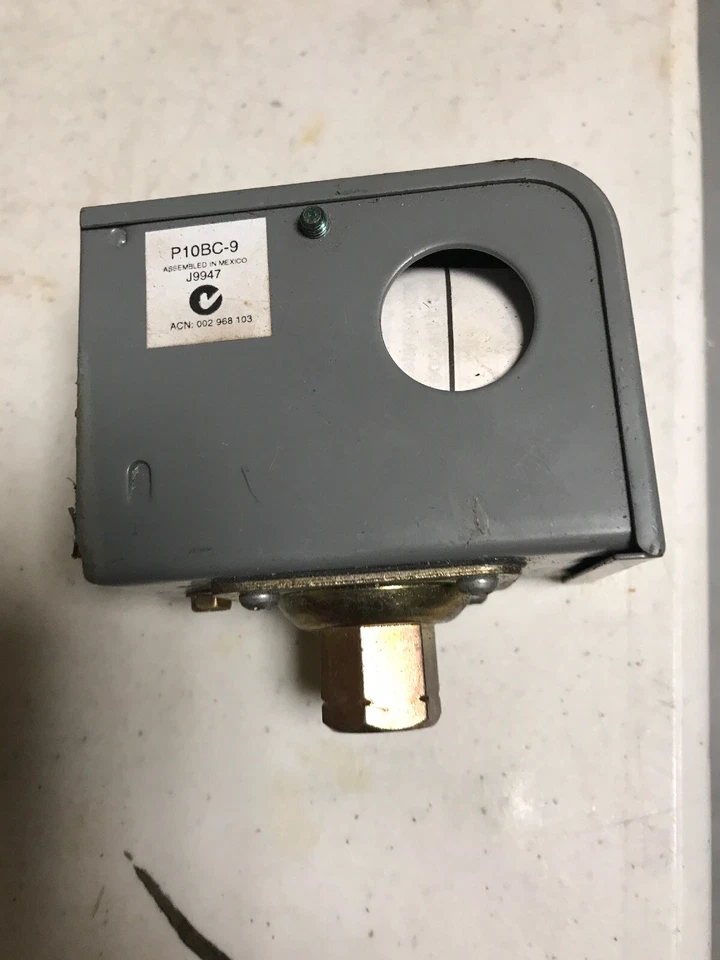 Johnson Controls P10BC-9 "3/20# SPDT Low#Sw 1/8""fptConn" - Image 1 of 4