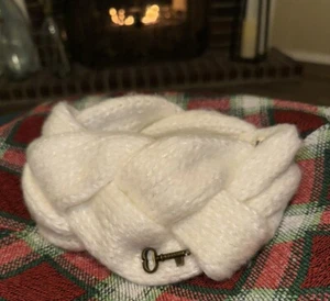 Fossil Shiloh Glanz geflochten Winter Strick Stirnband Antik Weiß mit Gold Schlüssel Anhänger - Bild 1 von 9