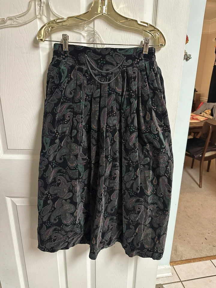 70s 80s Yi Shan Black Velvet Skirt Green Paisley  Chains Purple Med 10 28x32 Vnt - Image 1 of 4