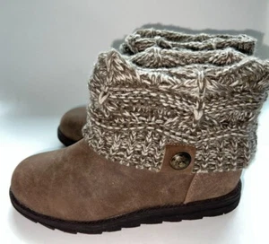 MUK LUKS ~ Scarpe stivaletti da donna pieghevoli marroni maglione maglia piatta marrone ~ taglia 7M - Foto 1 di 19