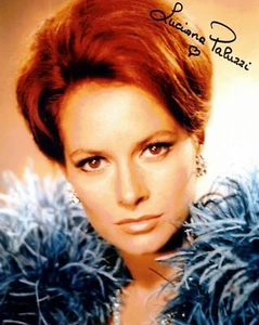 LUCIANA PALUZZI - Fiona Volpe in James Bond - Thunderball - hand signed 10 x 8 p - Picture 1 of 2