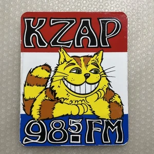 RARO adesivo vintage originale KZAP 98.5 FM Rock Radio Cat 1974 Sacramento CA *** - Foto 1 di 4