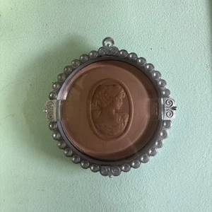 Physicians Formula Retro Glow Vintage Toffee Illuminating Blush Cameo Locket NEW - Picture 1 of 2
