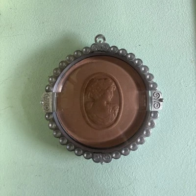 Physicians Formula Retro Glow Vintage Toffee Illuminating Blush Cameo Locket NEW - Image 1 of 2