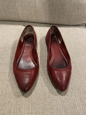 Sandalias planas de ballet Frye Regina para mujer de cuero rubí punta sin cordones 7,5 m Foto 1 de 4