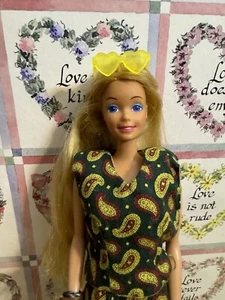 Blonde Barbie 70-80’er Jahre mit Clone Paisley Outfit und Sonnenbrille - Bild 1 von 4