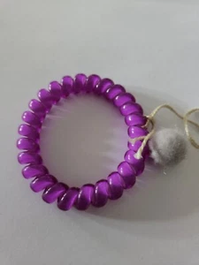 Pulsera Brenda Schoenfeld Now Stretch púrpura con pompón colgante - Imagen 1 de 3