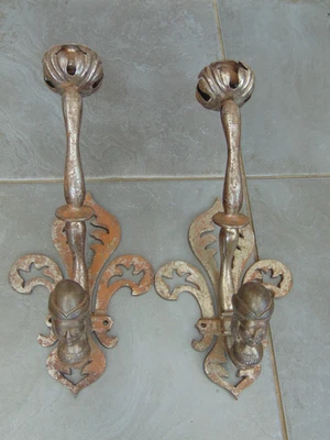 Par de apliques de velas de pared de hierro recuperado castillo francés antiguo con ganchos para cabeza de dama Foto 1 de 4
