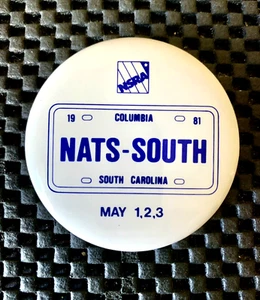 NSRA NATS-SOUTH 1981 COLUMBIA PINBACK BUTTON NAZIONALE STREET ROD 2 1/4" NOS - Foto 1 di 2