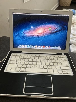 Laptop Apple MacBook A1181 13.3" - MB402LL/A (Febrero, 2008) Foto 1 de 3