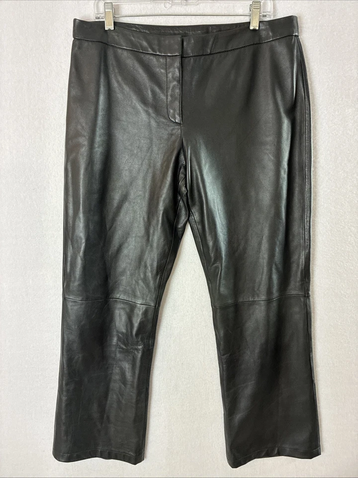 Pantalones negros para mujer VS2 By Vakko talla 14 100 % cuero de cordero’s pierna acampanada usados en excelente estado Foto 1 de 4