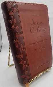 Jesus Calling Pocket Devotional Sarah Young Purse Size Daily Inspiration Prayer - Foto 1 di 14