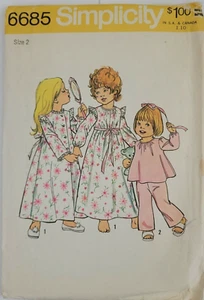Simplicity 6685 Schnittmuster Kleinkinder Morgenmantel Nachthemd Schlafanzug Gr. 2 ungeschnitten - Bild 1 von 3