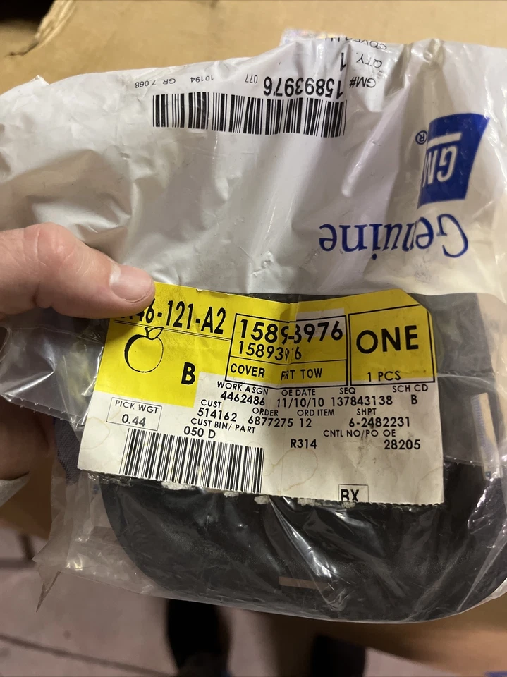 Cubierta de ojo de gancho de remolque para parachoques delantero izquierdo Chevrolet GM OEM Suburban 1500 15893976 Foto 1 de 1