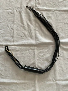 Eine schwarze Leder Kunststoff Griff Reitpeitsche Gay Interest Leatherman 10 Schwänze - Bild 1 von 6