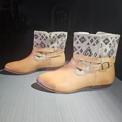 Botas de tornozelo femininas Latigo James couro marrom bordado eixo de lona 10M novas sem etiquetas - Imagem 1 de 4