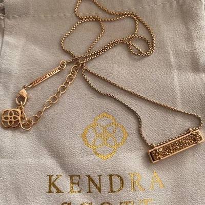 Collar de barra de oro rosa Kendra Scott con detalle brillante Foto 1 de 4