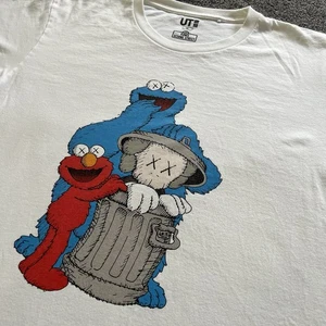 Uniqlo X KAWS X Sesame Street Group Tee Graphic T Shirt - Size XL - Picture 1 of 7
