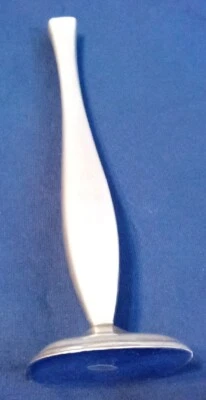 Jarrón vintage delgado enchapado en plata de un tallo grabado para mamá con amor  Foto 1 de 4