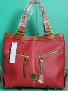 Bolso Sara Pequeño de Cuero Guijarro Dooney & Bourke, Color Rojo Nuevo con Etiquetas... - Imagen 1 de 11