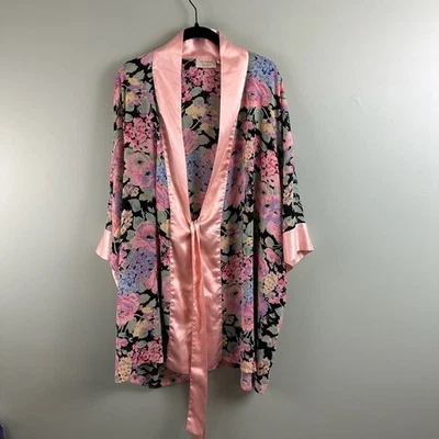 Bata kimono satinada vintage etiqueta dorada Victoria's Secret rosa negra multi floral Foto 1 de 4