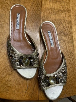 Sandalias OSCAR DE LA RENTA de cuero metálico y punta con joyas talla 38 Foto 1 de 2