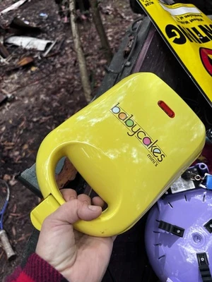 🔥 Mini máquina amarilla para hacer pasteles para bebés sin donas * Totalmente nueva en caja* 🔥 Foto 1 de 4