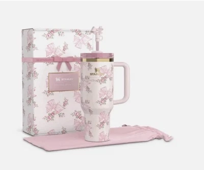 Stanley X Love Shack Fancy Holiday Quencher Cup - Rosa Rosa Regalo Especial 40 OZ. Foto 1 de 4