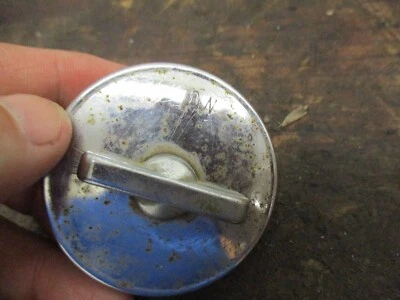 HONDA ATC70 ATC110 ATC185 ATC200 OEM TANQUE DE COMBUSTÍVEL TAMPA DE GASOLINA USADA VENTILAÇÃO CROMADA ATC - Imagem 1 de 2