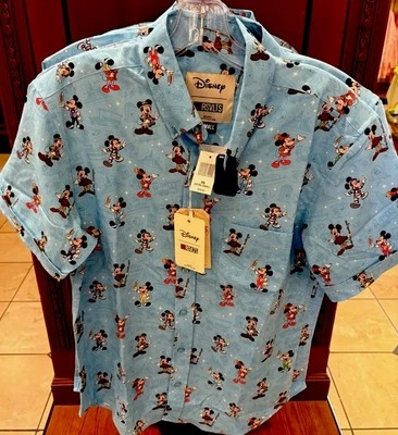 Camisa Mickey Mouse 2025 Disney Parks RSVLTS Adultos Abotonada Los 4 Parques Foto 1 de 4