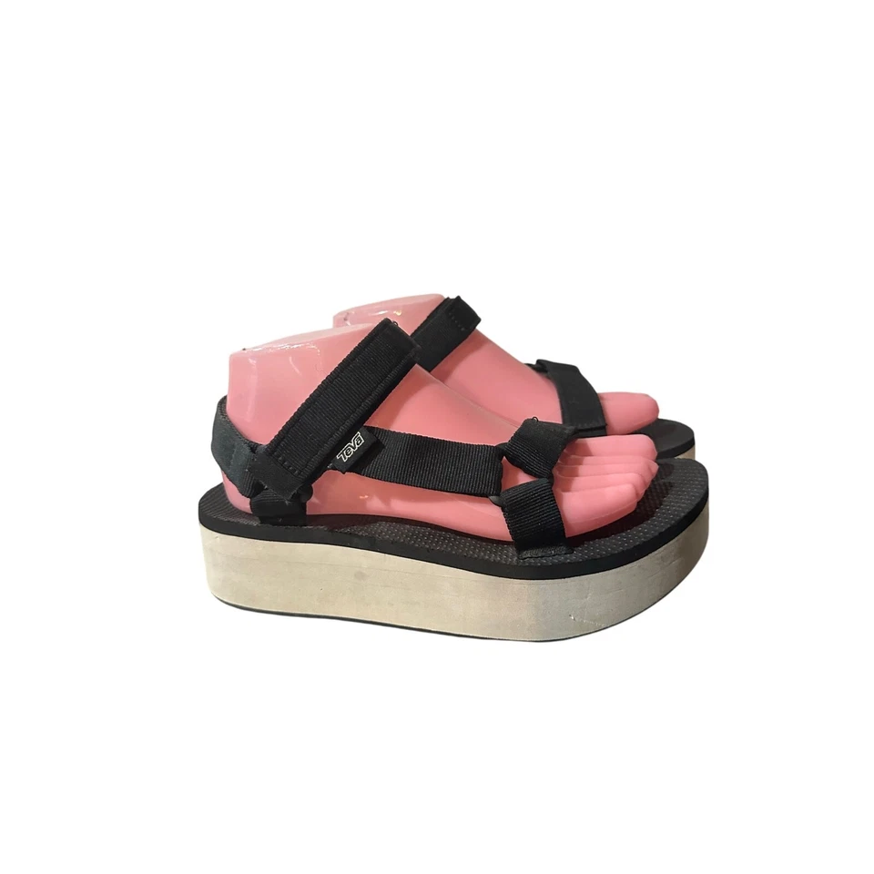 Sandalias de plataforma universales de forma plana Teva para mujer talla 8 gancho y bucle negras  Foto 1 de 4