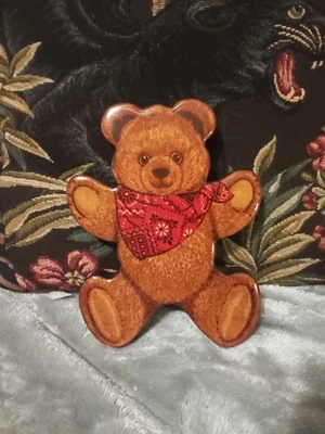 Oso de peluche madera transparente esmaltado en bandana roja colgante de pared. Foto 1 de 4