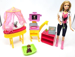 Barbie Mattel I Can Be a Zoo Doctor radiografía, mostrador, cama, koala, mono y muñeca - Imagen 1 de 7