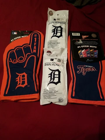 2 pack #1 OVEN MITT- Detroit Tigers-For Grills & Ovens+2 Rain Ponchos Cover