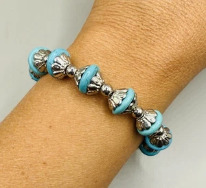 Brazalete brazalete con cuentas turquesa azul tono plata Southwestern - Imagen 1 de 3