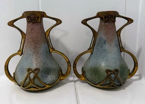 2 jarrones de cerámica Art Nouveau (par) marco estilizado de bronce metalistería firmados H 4598 - Imagen 1 de 24