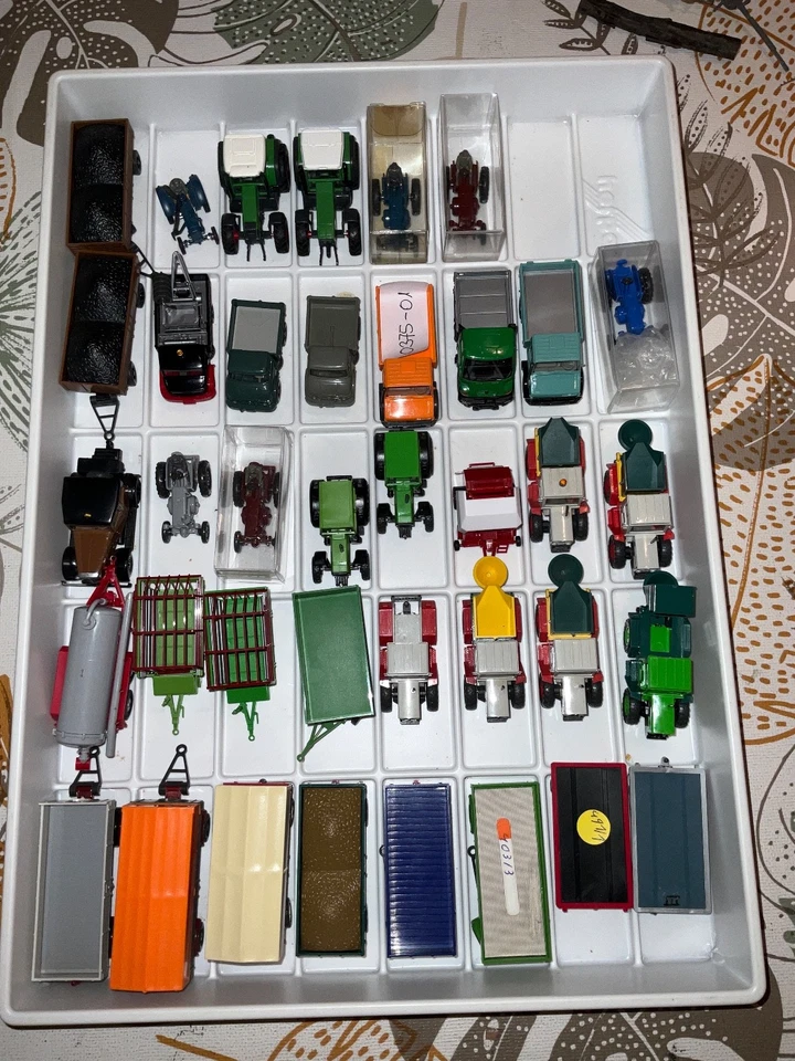 Wiking Konvolut mit 16 Bulldog/Schlepper, 6 Unimog und 14 Anhänger / ohne OVP - Bild 1 von 1