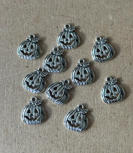 10x SILVER COLOURED METAL HALLOWEEN JACK O LANTERNS/PUMPKIN CHARMS 18x16mm - Picture 1 of 1