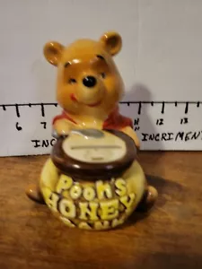 Salvadanaio salvadanaio vintage Disney Winnie The Pooh's Honey Bank ~ anni '60 - Foto 1 di 12
