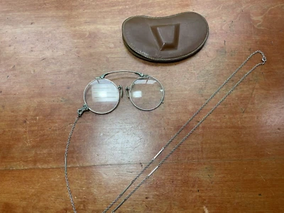 Anteojos antiguos plegables Lorgnette 12k blancos GF y cadena y estuche sin marca Foto 1 de 4