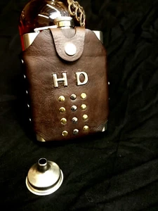 HAND-MADE STAINLESS FLASK WITH HD & BRASS RIVET ACCENT LEATHER COVER - MENS GIFT - Bild 1 von 4