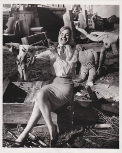 1961 Press Photo Leggy Italian Actress Franca Polesello at Film Studio Cemetery - Picture 1 of 2