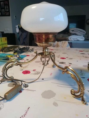 rare et ancienne lampe tripode bronze globe opaline blanche - Photo 1/4