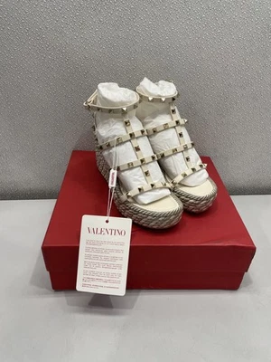 Sandalia de cuña de piel de becerro Rockstud Valentino Garavani con correas para mujer EE. UU. 8 Foto 1 de 4