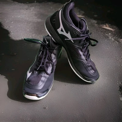 Mizuno Wave Momentum Women's Volleyball Shoe Size 8.5 Black / White - Image 1 of 4