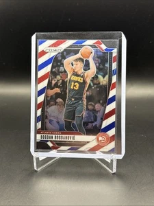 2024-25 Panini Prizm ROSSO BIANCO E BLU Bogdan Bogdanovic #105 - Atlanta Hawks - Foto 1 di 2