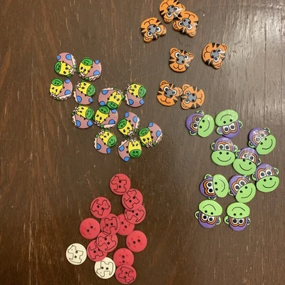 Lot Of Children Buttons, Tiger, Monkey, Scotty Dog, Horse. Plastic. - Image 1 of 4