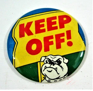 Vintage 1960 Keep Off Graphic Funny Lg 2" Bottone Pinback Vecchio Stock - Foto 1 di 1